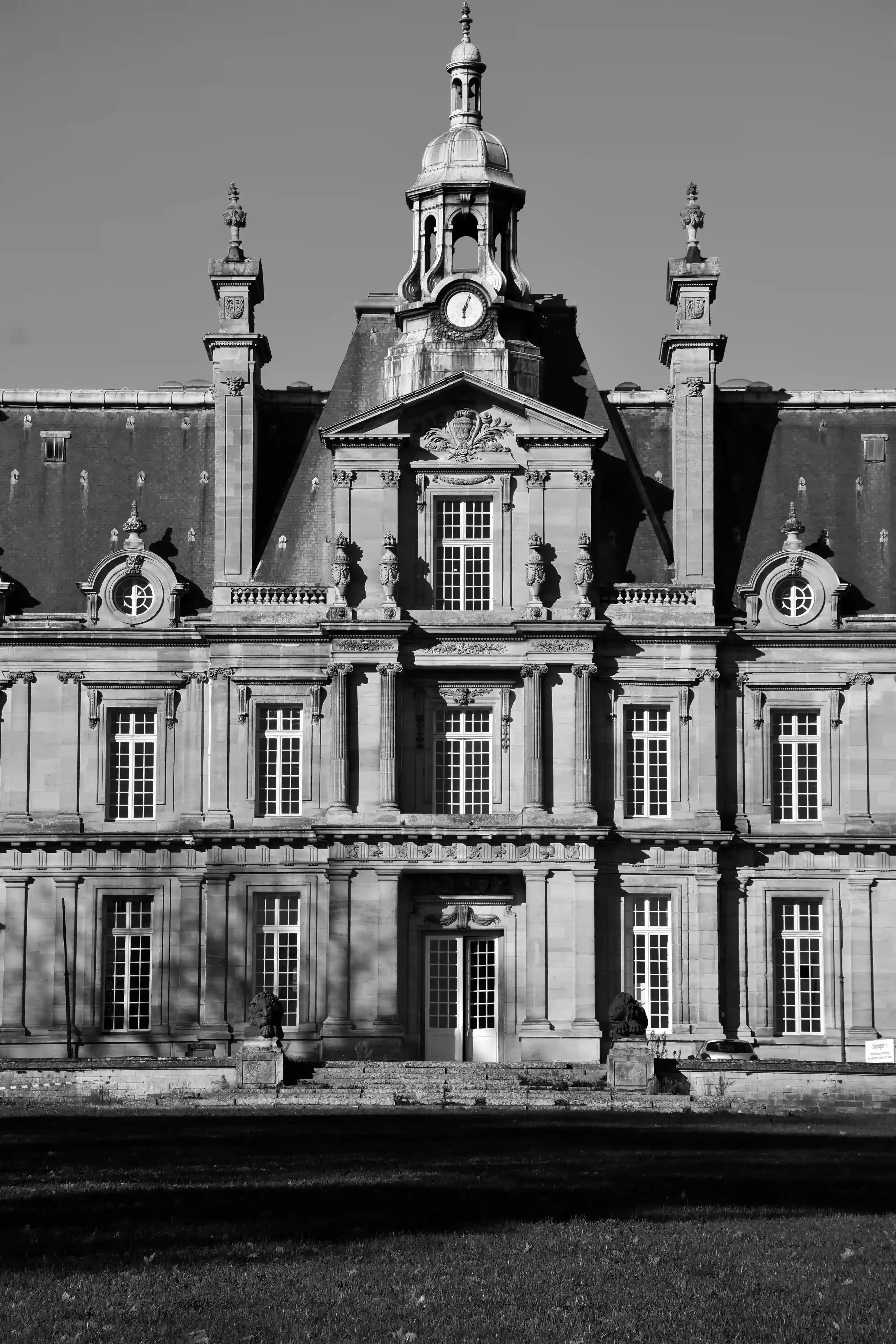 zoom façade principale du château de Franconville